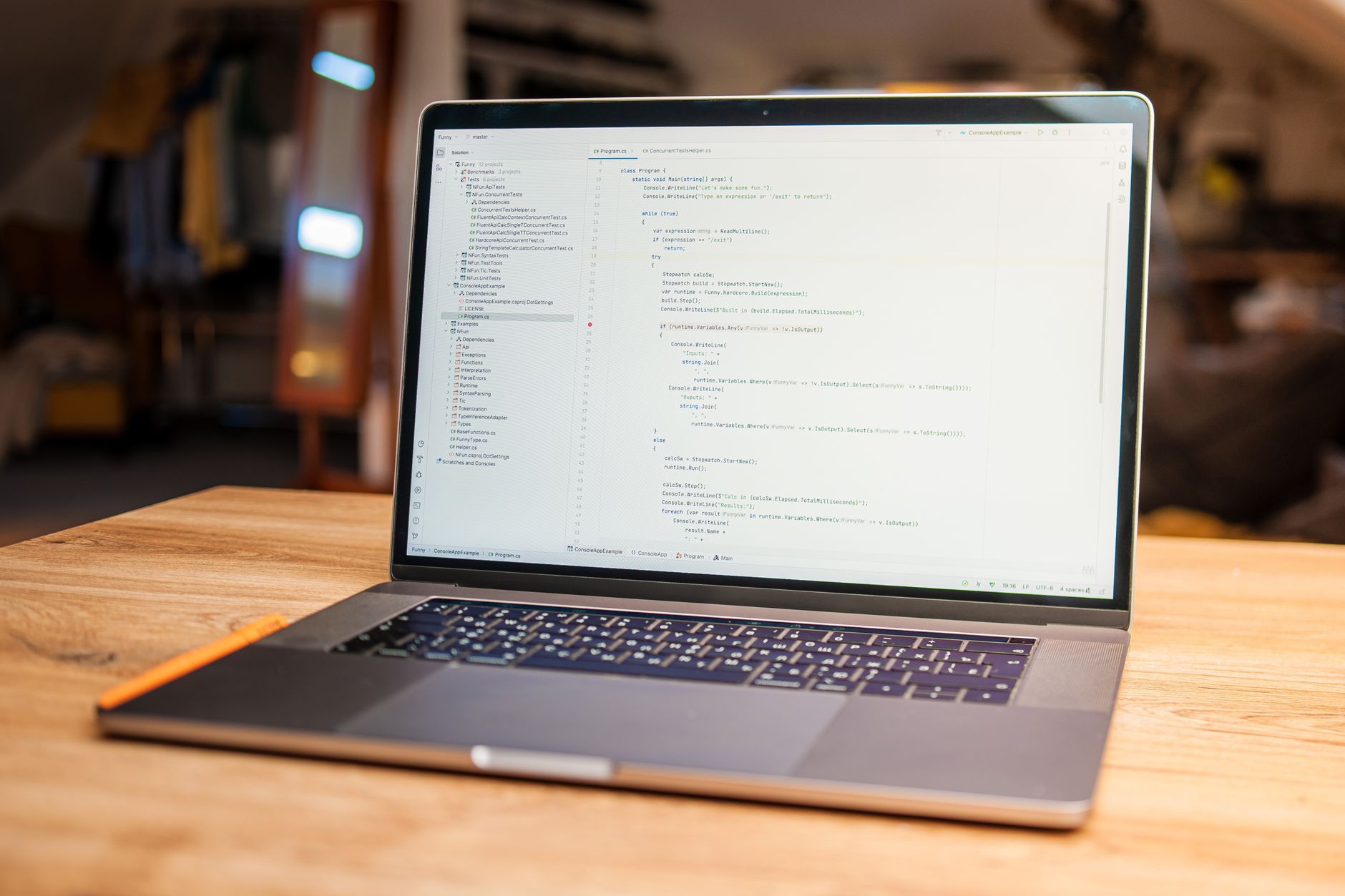作業デスクの様子(Photo by Daniil Komov on Pexels)